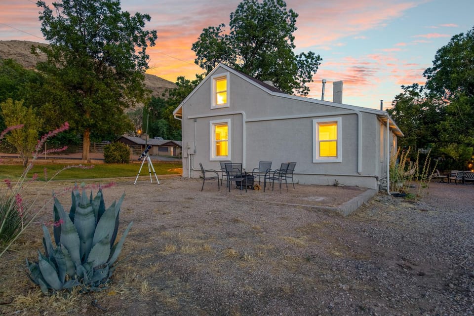 1924 Zion Western Farmhouse and camper House in La Verkin