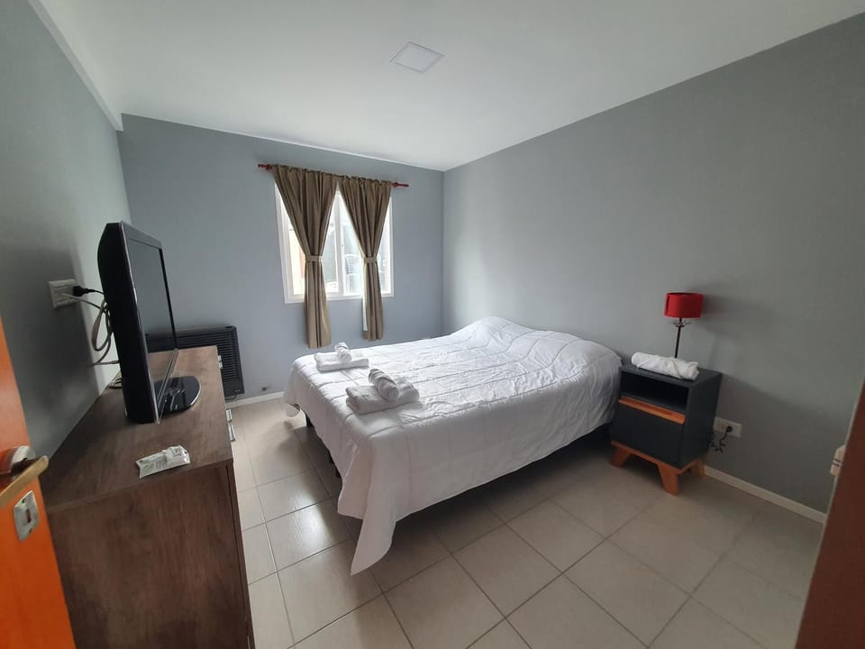 Bed, TV and multimedia, Photo of the whole room, Bedroom, towels