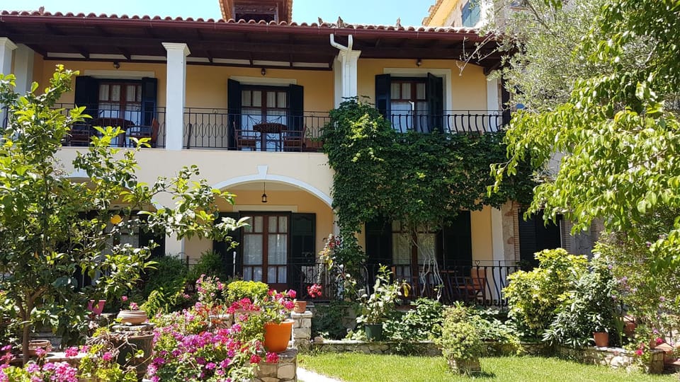Property building, Facade/entrance, Garden