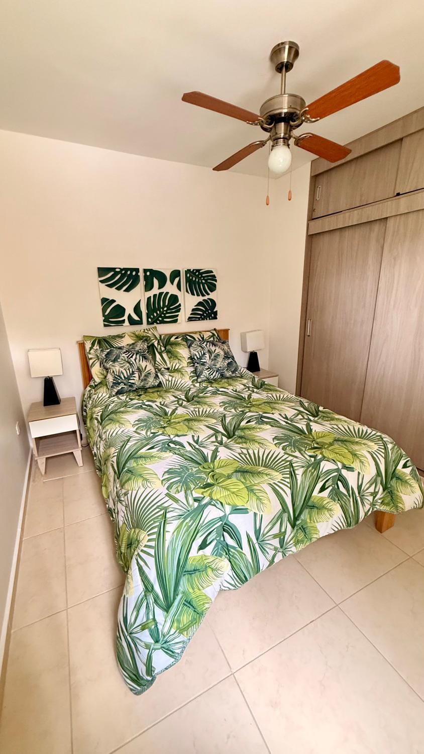 Photo of the whole room, Bedroom