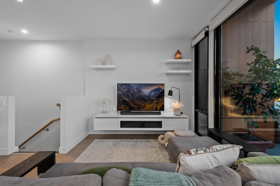 StayCentral - Northcote Townhouse with Study Apartment in Melbourne
