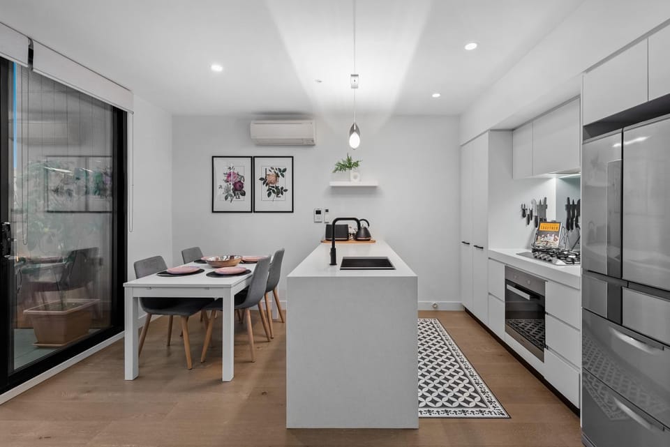 StayCentral - Northcote Townhouse with Study Apartment in Melbourne