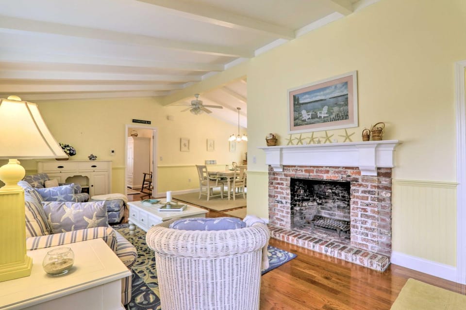 Near Craigville Beach & Main St! Sunny Cottage House in Hyannis Port