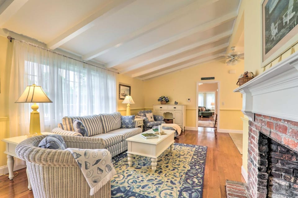 Near Craigville Beach & Main St! Sunny Cottage House in Hyannis Port