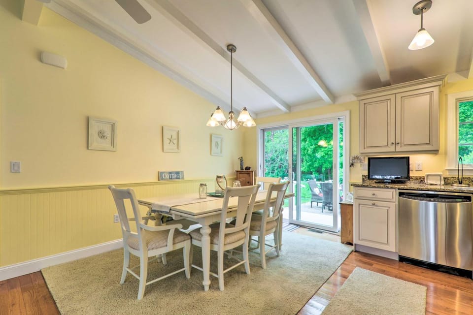 Near Craigville Beach & Main St! Sunny Cottage House in Hyannis Port