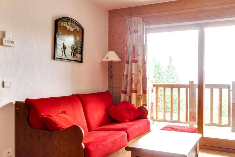 Bed, Living room, fireplace