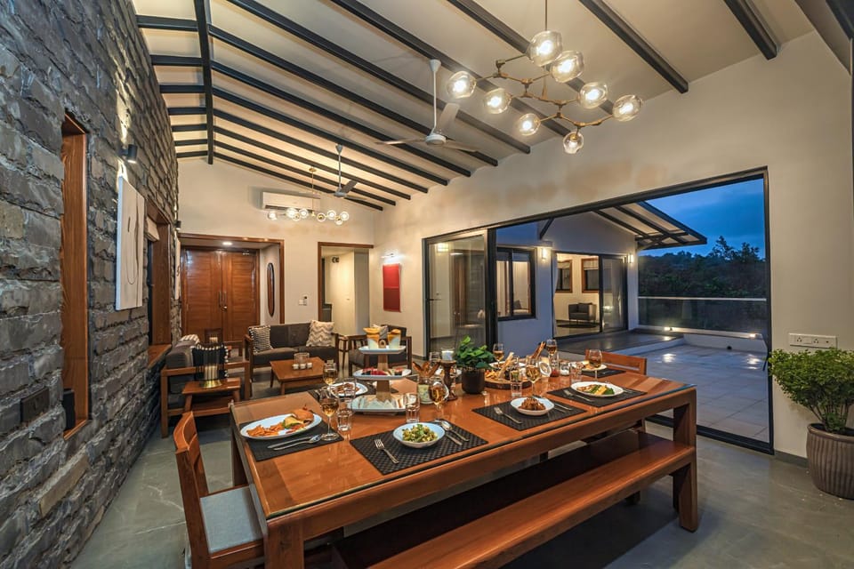 Living room, Food and drinks, Seating area, Dining area, Food, Lunch, Dinner, Drinks