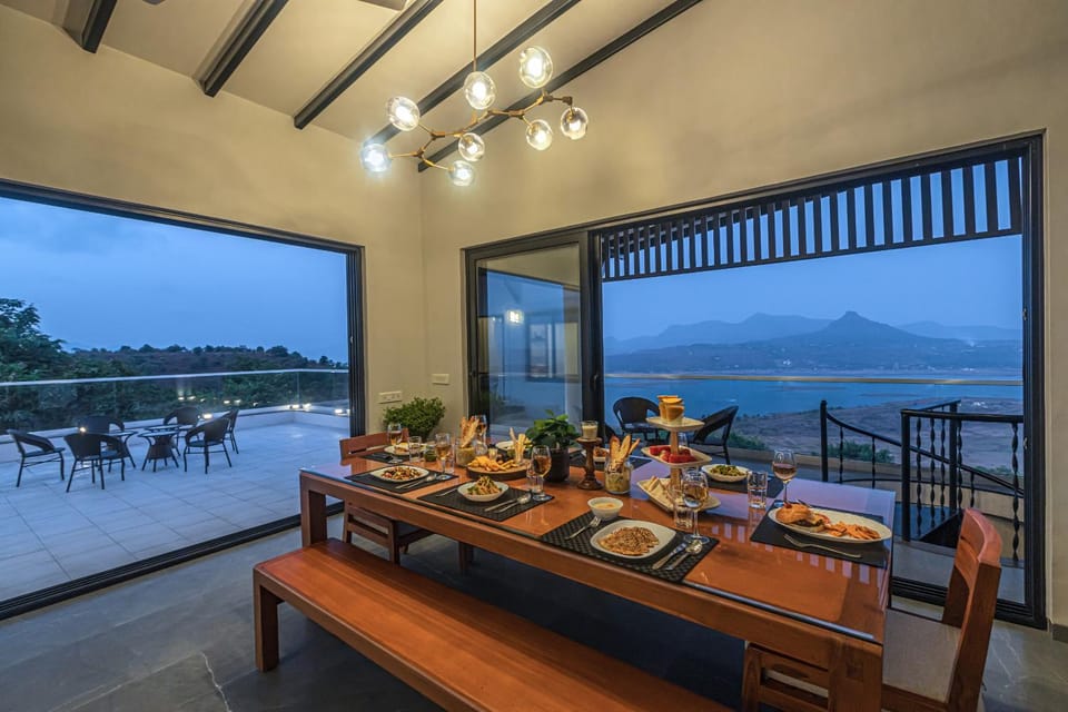 Patio, Natural landscape, Balcony/Terrace, Food and drinks, Seating area, Dining area, Food, Lake view, Mountain view, Lunch, Dinner