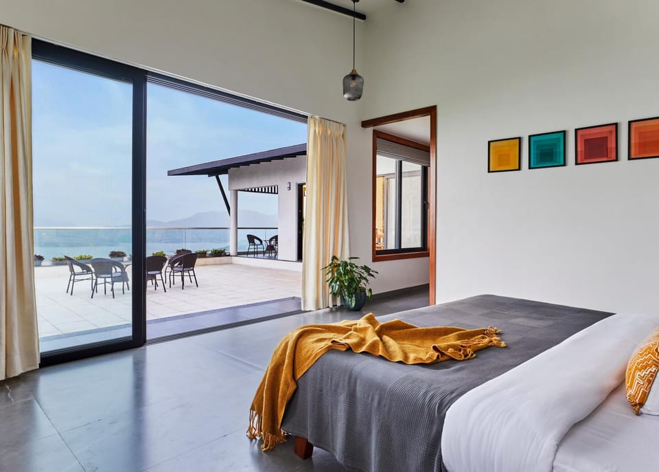 Bed, Natural landscape, View (from property/room), Balcony/Terrace, Photo of the whole room, Seating area, Bedroom, Landmark view, Mountain view, towels