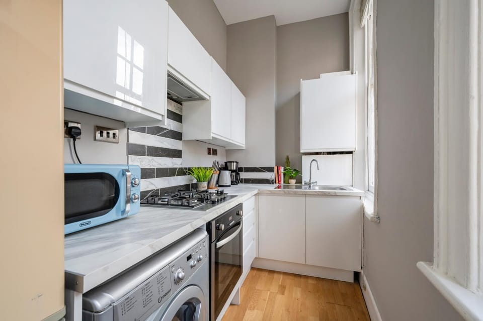 Kitchen or kitchenette, oven, stove, washing machine