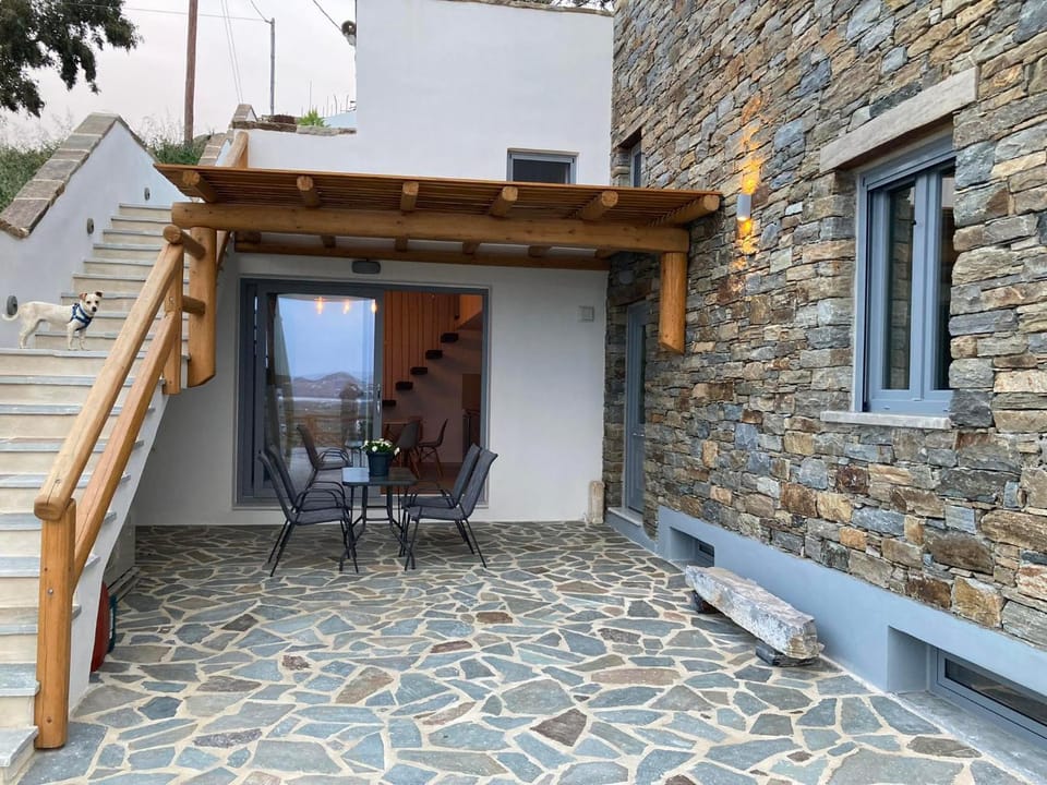 Property building, Patio, Day, Balcony/Terrace