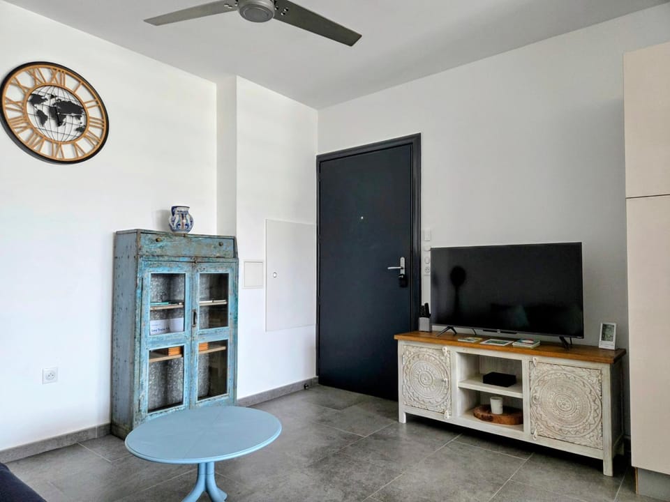 Facade/entrance, TV and multimedia, Living room