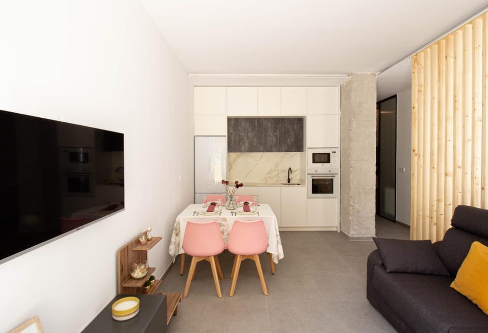TV and multimedia, Living room, Seating area, Dining area