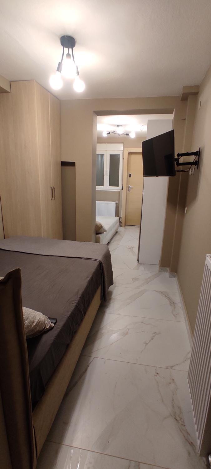 Bed, TV and multimedia, Living room, Photo of the whole room, Seating area, Bedroom