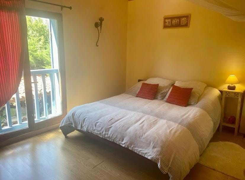 Bed, Bathroom, Photo of the whole room, Bedroom, internet