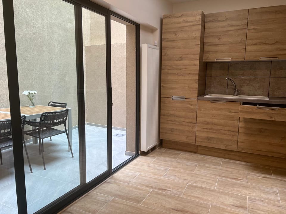 Kitchen or kitchenette, Dining area