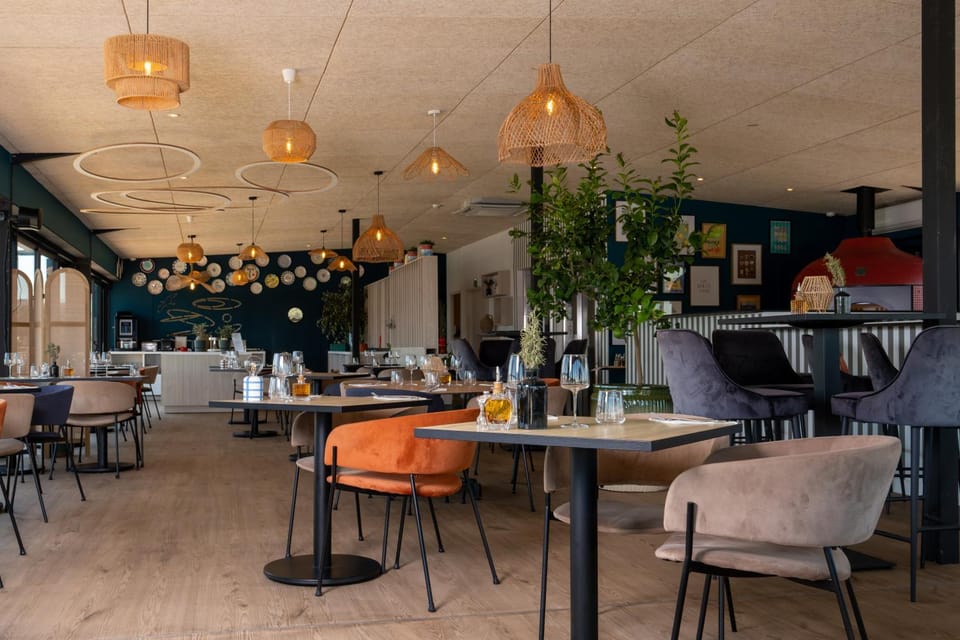 Restaurant/places to eat, Food and drinks, Banquet/Function facilities, Seating area, Food, Drinks