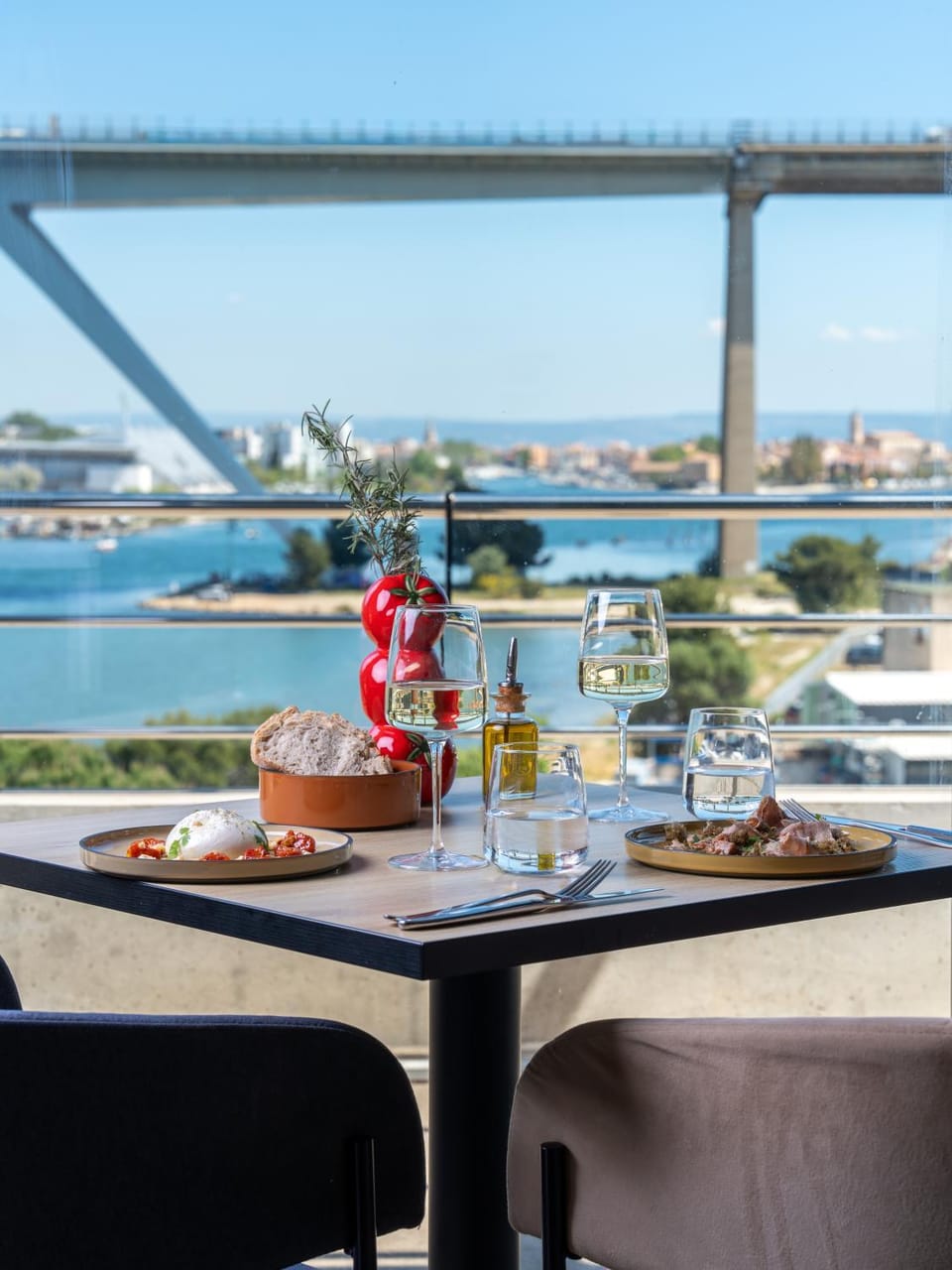 Restaurant/places to eat, Day, Natural landscape, View (from property/room), Balcony/Terrace, Food and drinks, Dining area, Food, River view, Sea view, Drinks