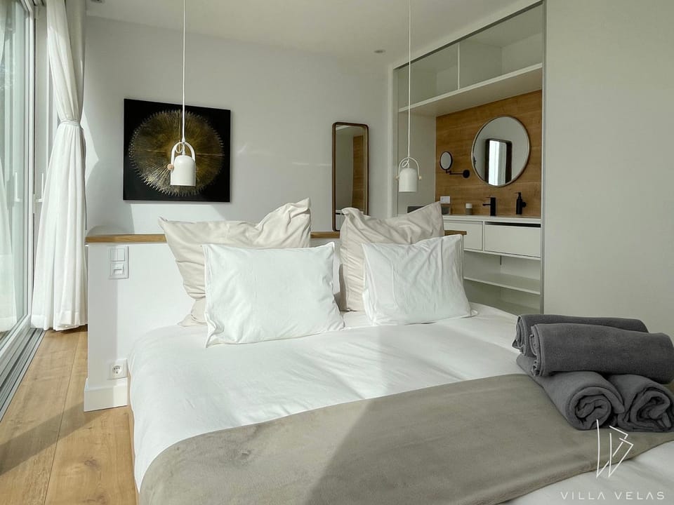 Photo of the whole room, Bedroom
