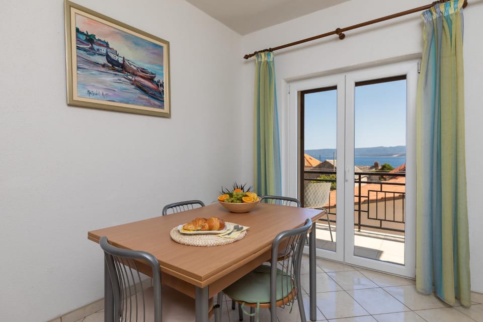Apartments Paloc - Yellow Apartment in Bol