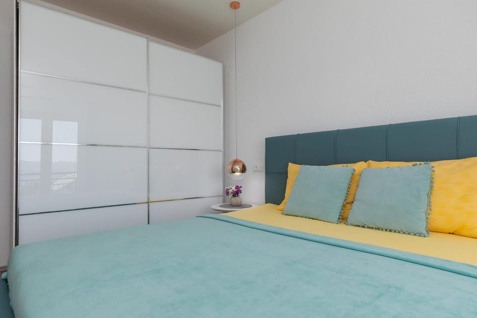 Apartments Paloc - Yellow Apartment in Bol