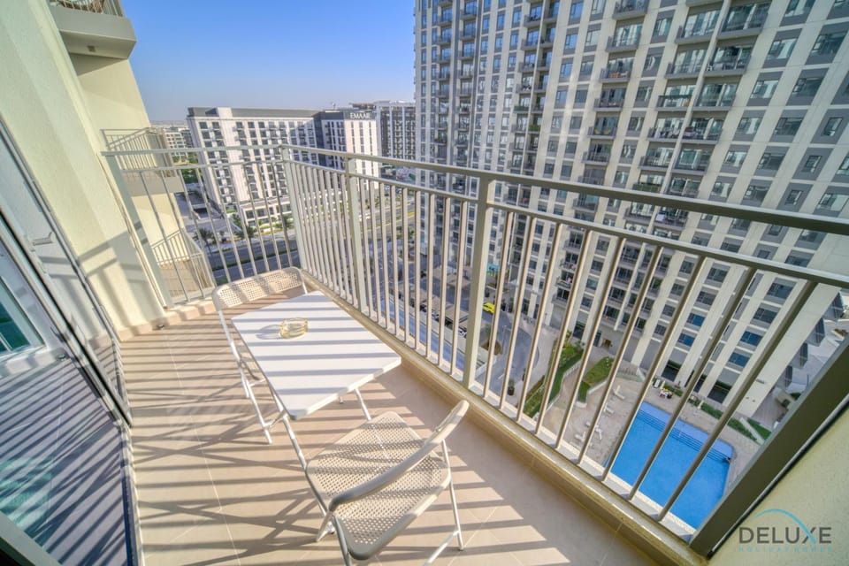 Balcony/Terrace, Pool view, Street view