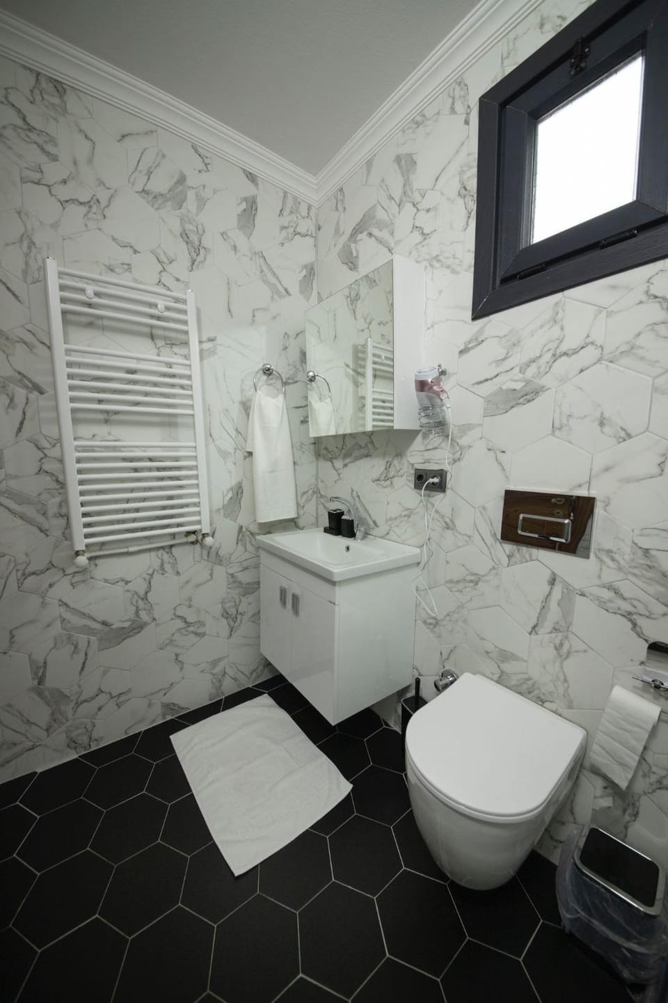 Toilet, Bathroom, towels