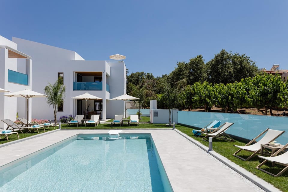 Property building, Day, Garden, Swimming pool, sunbed