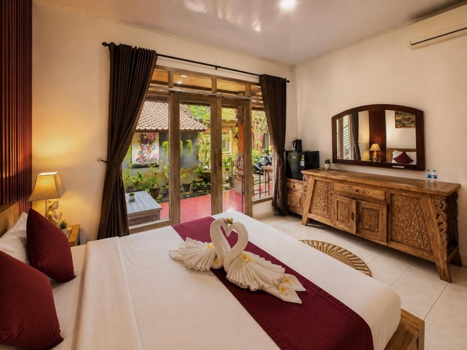 Bed, Coffee/tea facilities, Bedroom, Garden view, Inner courtyard view, minibar