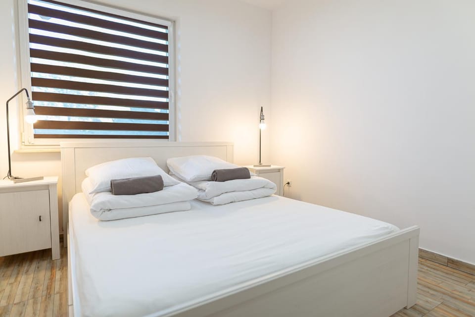 Bed, Photo of the whole room, Bedroom, towels