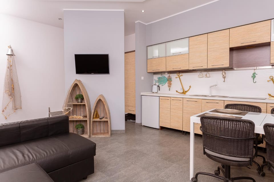 TV and multimedia, Kitchen or kitchenette, Living room, Seating area, Dining area