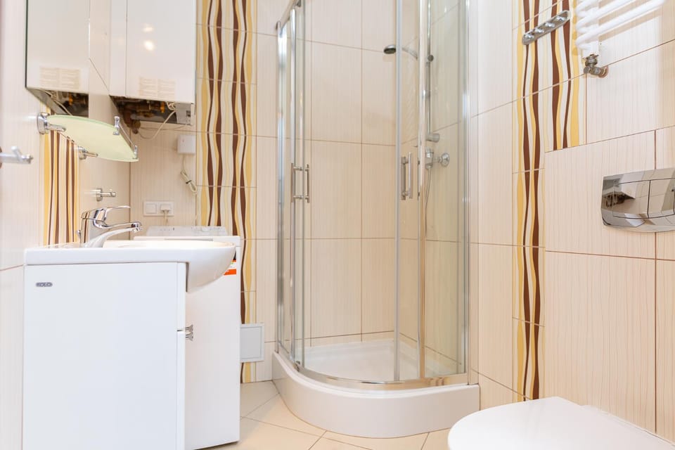 Shower, Toilet, Bathroom, towels, washing machine, washing machine