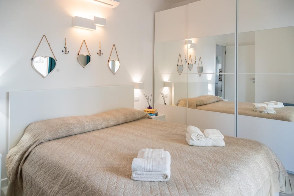 Bedroom, towels