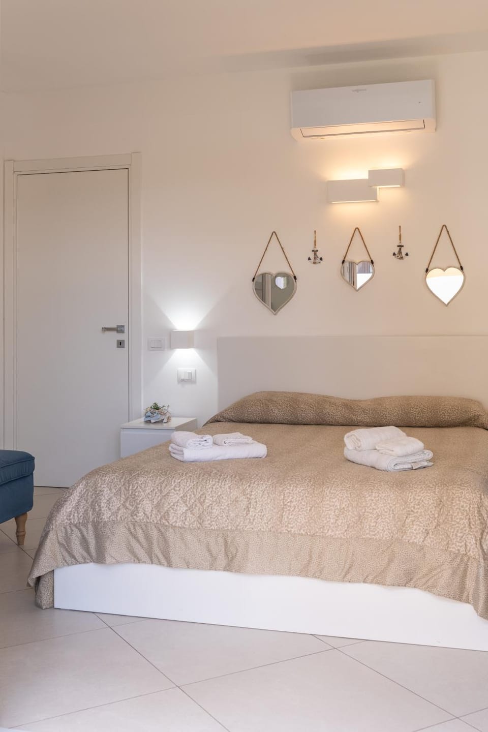 Bedroom, towels