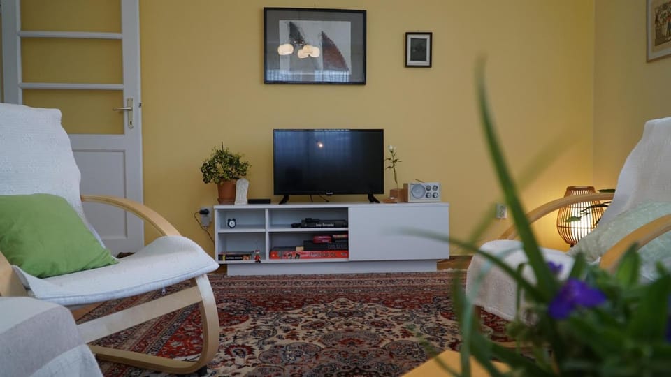 Communal lounge/ TV room, TV and multimedia, Living room, Seating area