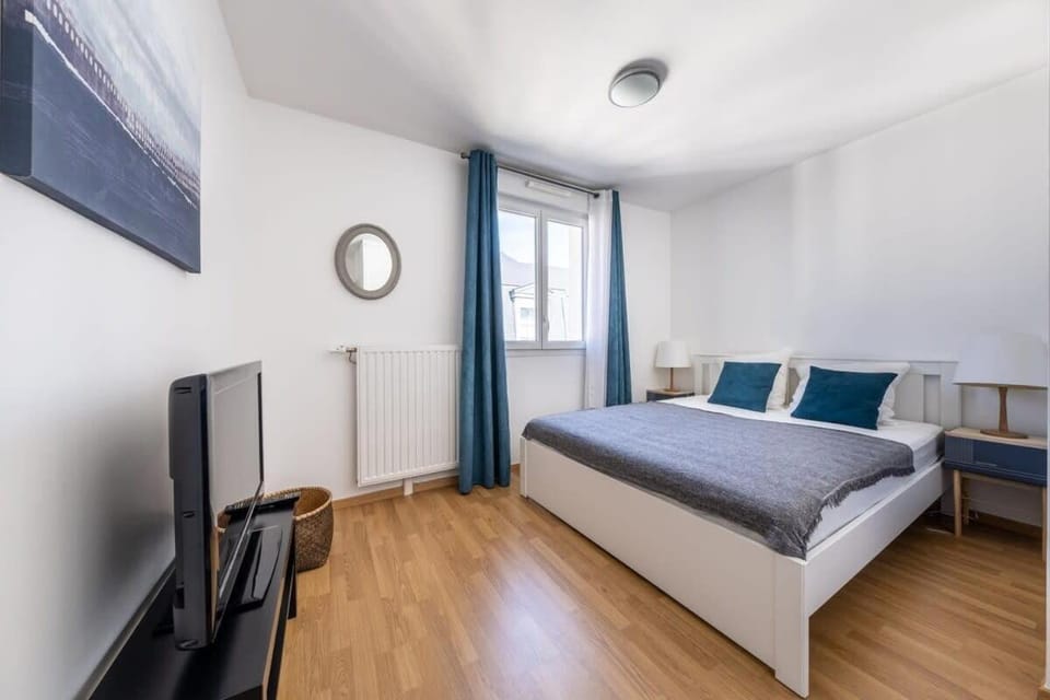 Bed, TV and multimedia, Bedroom