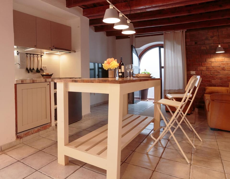 Kitchen or kitchenette, Dining area
