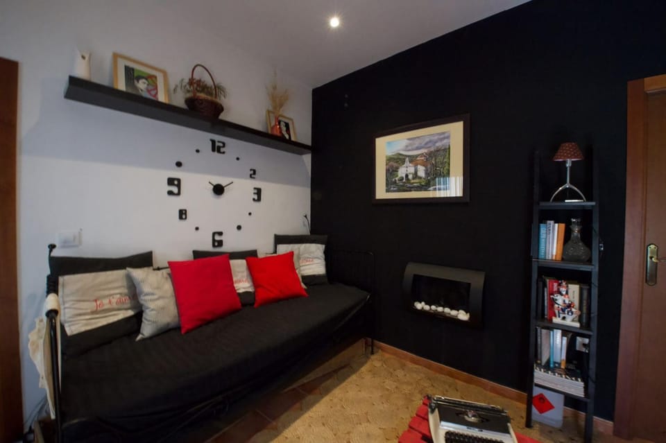 Bed, Library, Living room, Photo of the whole room