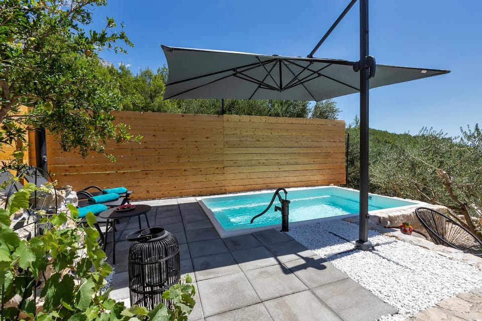 Pool view, Swimming pool, sunbed