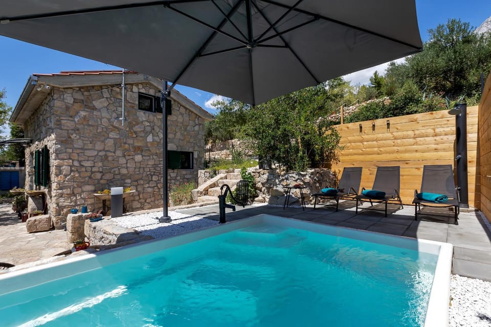 Property building, Day, Pool view, Swimming pool, sunbed