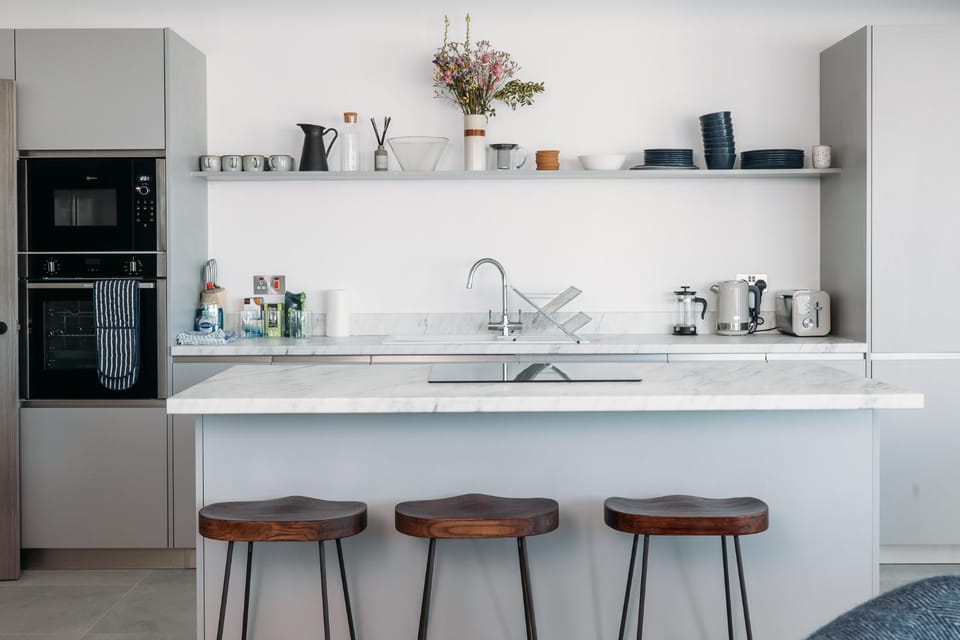 Coffee/tea facilities, Kitchen or kitchenette, microwave, oven, stove