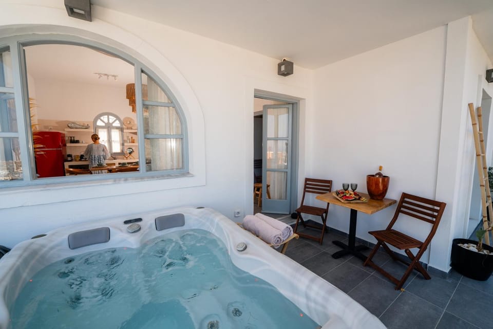 Hot Tub, Seating area, Dining area, Bath