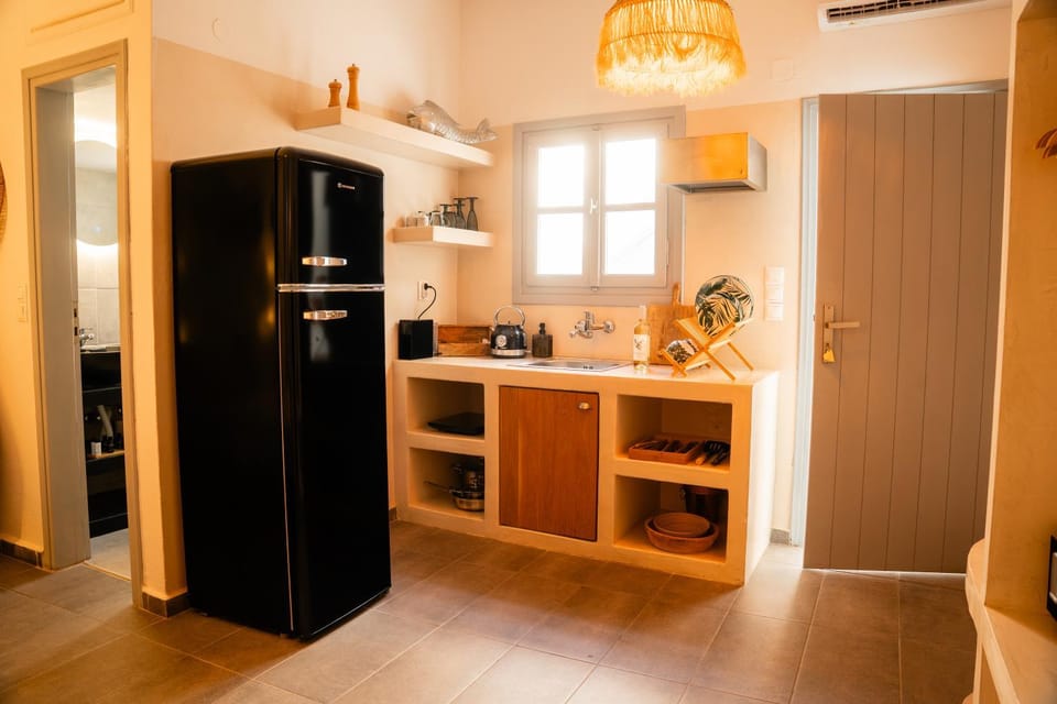 Kitchen or kitchenette, minibar