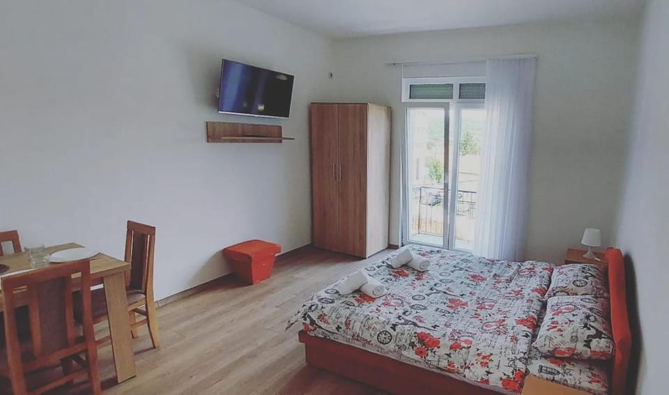 Bed, TV and multimedia, Balcony/Terrace, Photo of the whole room, locker, wardrobe