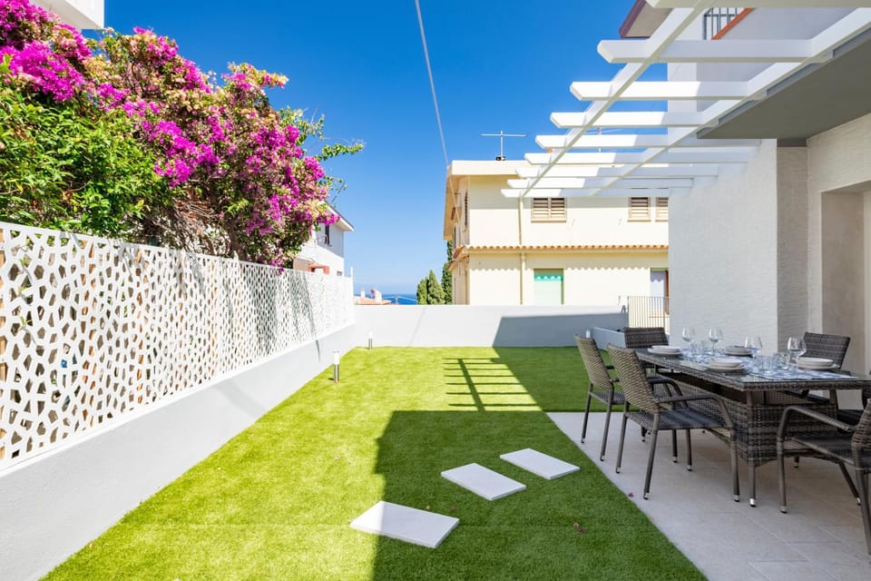 Property building, Balcony/Terrace, Living room