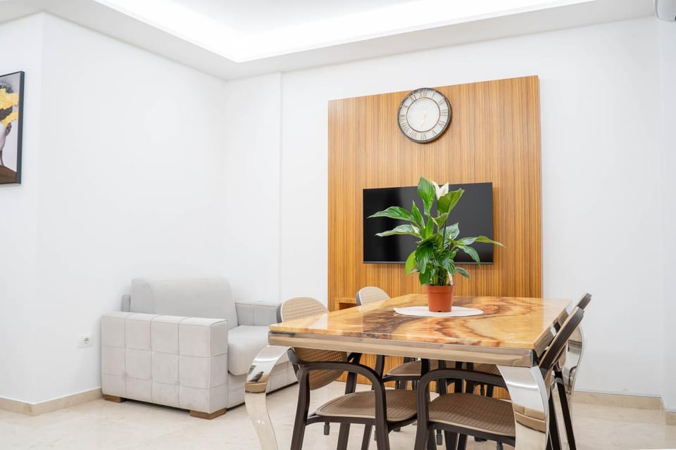 TV and multimedia, Living room, Seating area, Dining area