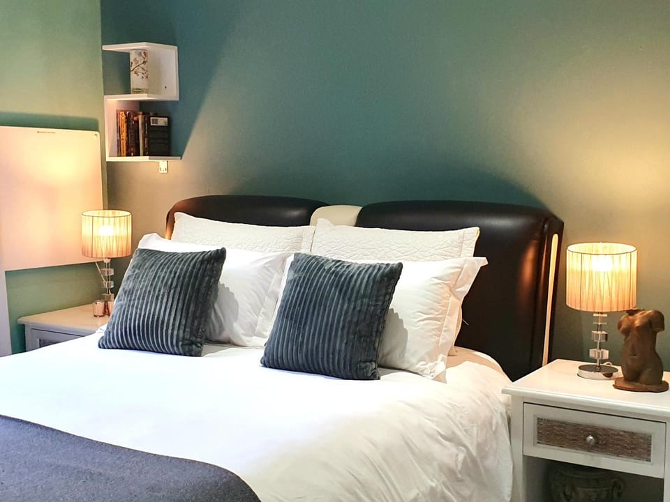 Sandton Guesthouse 4 Bedrooms 3Baths Pool Tennis Court Free WIFI Bed and Breakfast in Sandton
