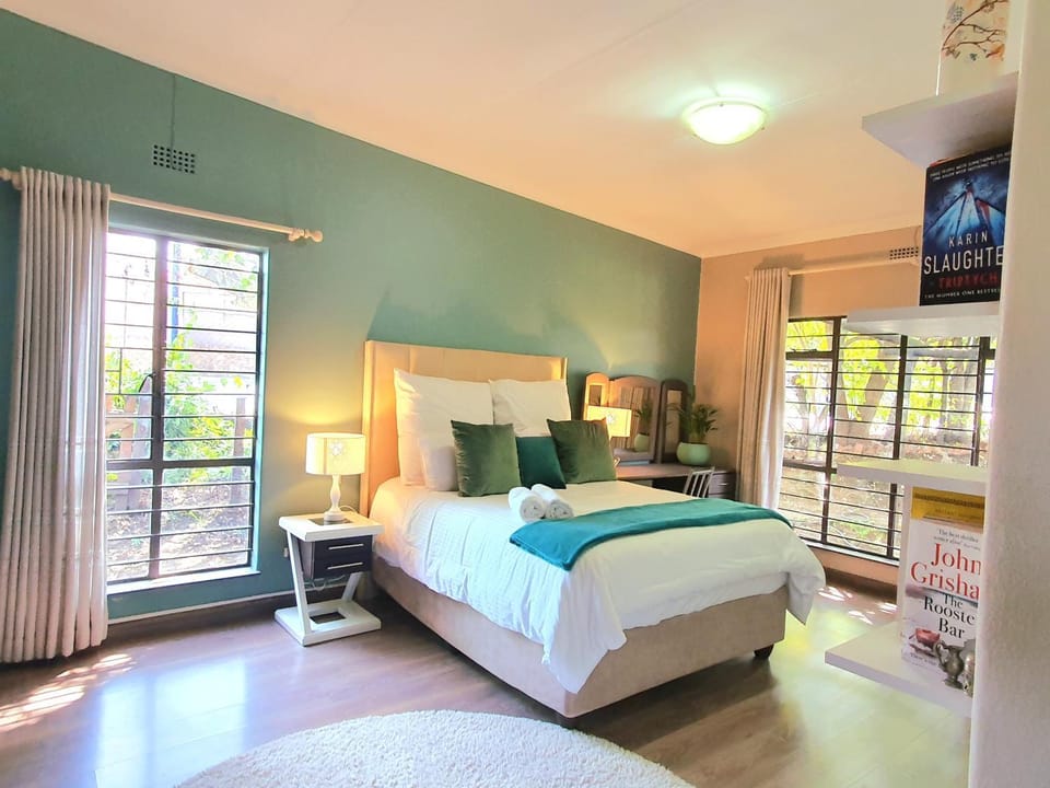 Bed, Library, Photo of the whole room, Decorative detail, Bedroom