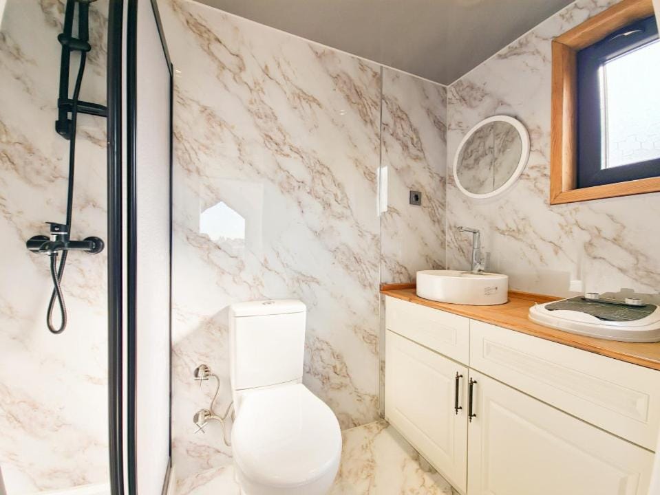 Shower, Toilet, Bathroom, towels