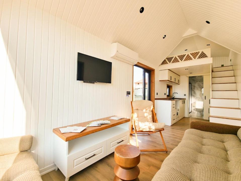 TV and multimedia, Kitchen or kitchenette, Living room, Seating area, air conditioner